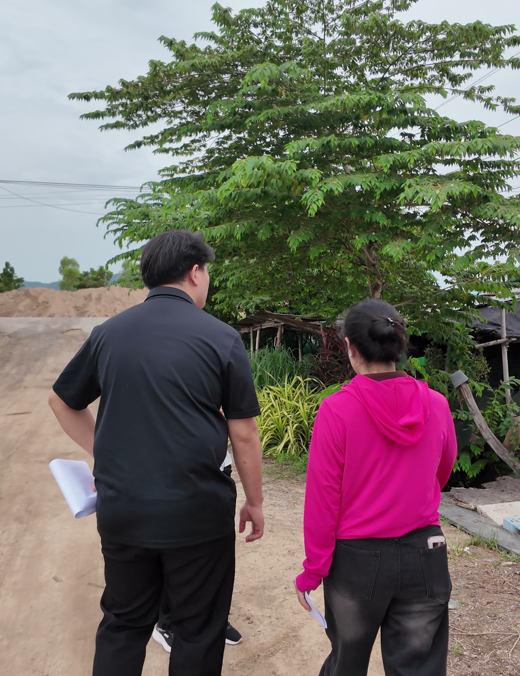 การเดินสำรวจพื้นที่จริงและรับฟังข้อเท็จจริงร่วมกับคนในพื้นที่ริมทางลูกรัง